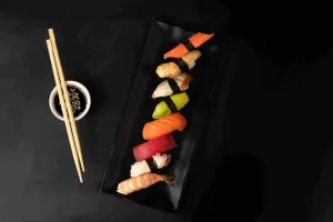 Czym różni się tradycyjne japońskie sushi od wersji europejskich i jak rozpoznać świeże składniki podczas zamawiania