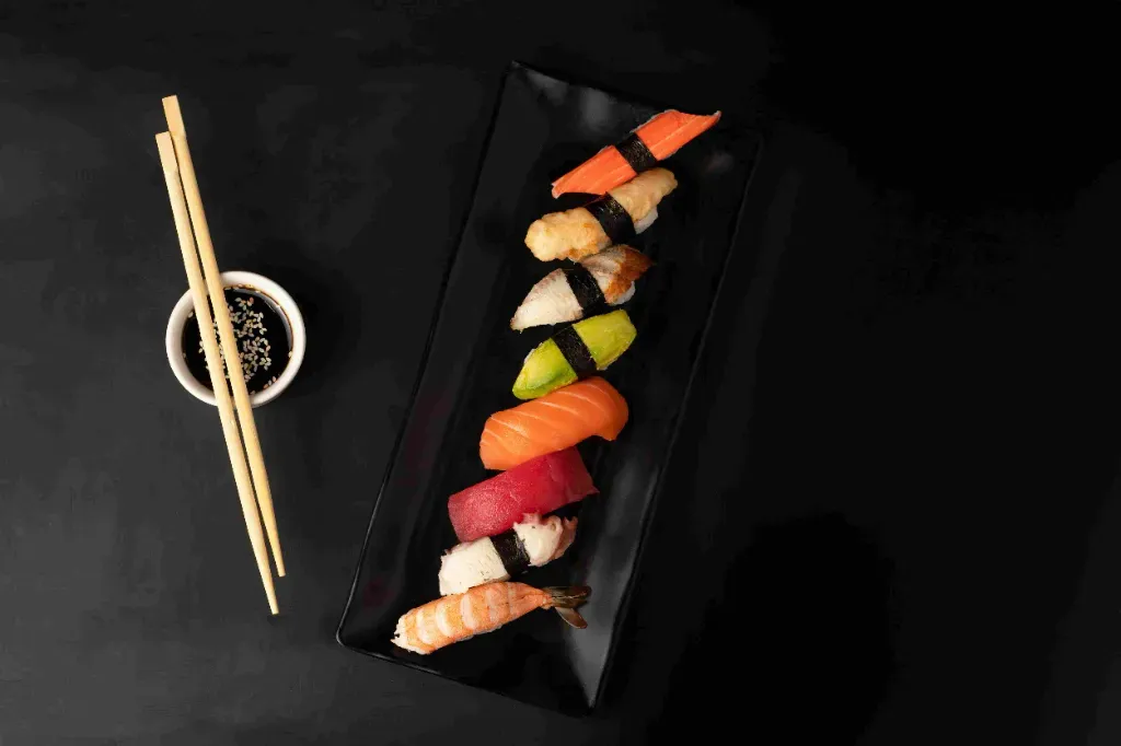 Czym różni się tradycyjne japońskie sushi od wersji europejskich i jak rozpoznać świeże składniki podczas zamawiania